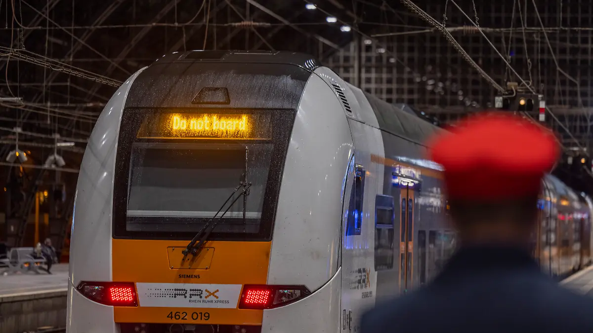 "Do not board" steht in der Anzeiges eines Rhein-Ruhr-Express (RRX) am Bahnsteig im Kölner Hauptbahnhof. Der Kölner Hauptbahnhof wird in der Nacht von Freitag (27. September) auf Samstag (28. September) für den Zugverkehr voll gesperrt. Grund für die Beeinträchtigung sind Arbeiten an den neuen Elektronischen Stellwerken. +++ dpa-Bildfunk +++