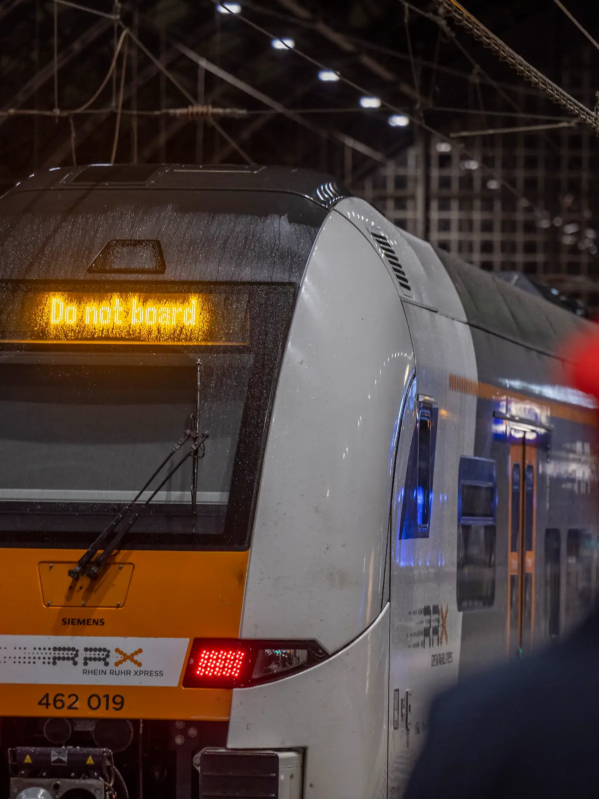 "Do not board" steht in der Anzeiges eines Rhein-Ruhr-Express (RRX) am Bahnsteig im Kölner Hauptbahnhof. Der Kölner Hauptbahnhof wird in der Nacht von Freitag (27. September) auf Samstag (28. September) für den Zugverkehr voll gesperrt. Grund für die Beeinträchtigung sind Arbeiten an den neuen Elektronischen Stellwerken. +++ dpa-Bildfunk +++