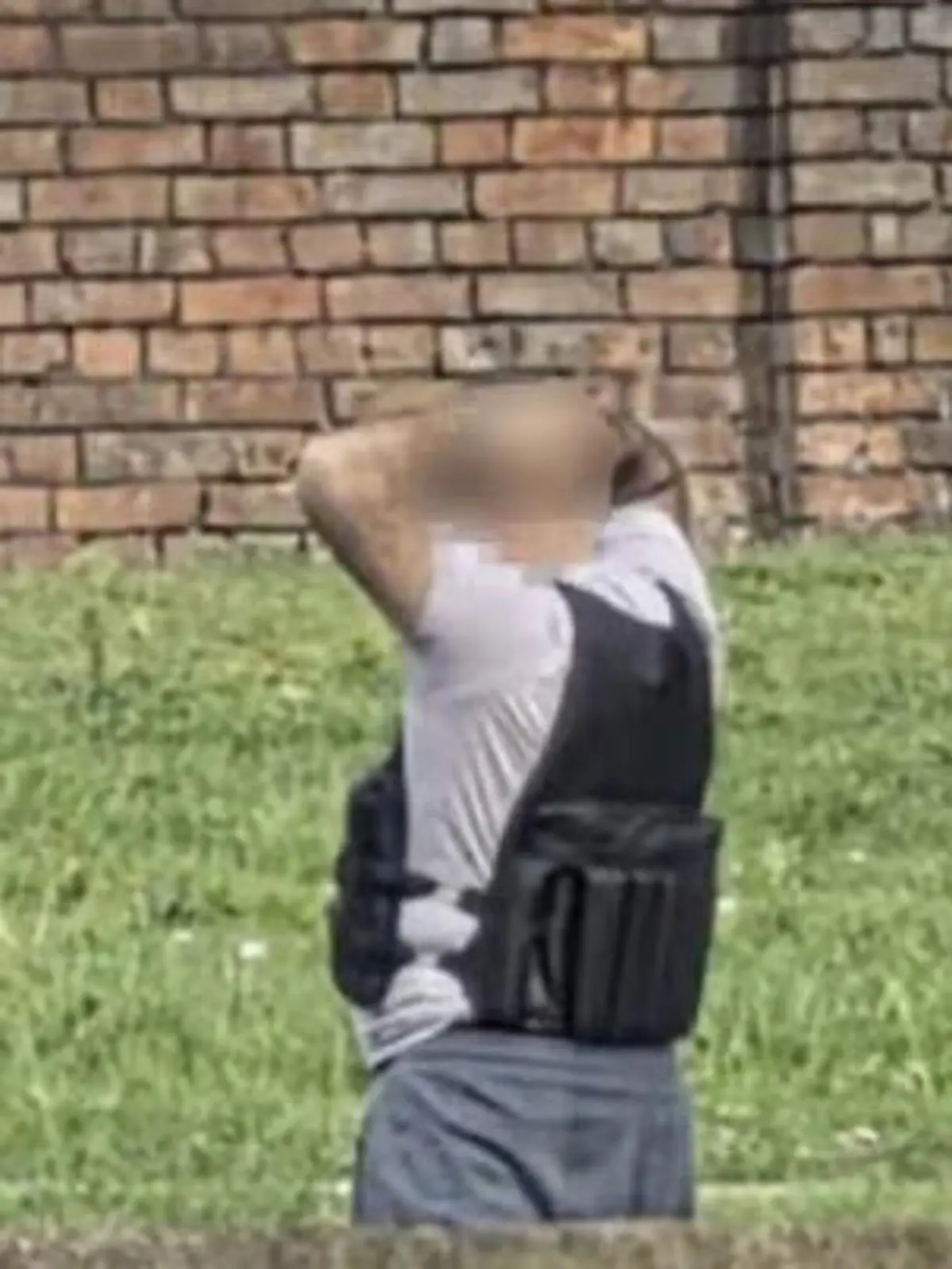 Bild zu: "Gewichtsweste sorgt für Chaos! Bewaffnete Polizei überwältigt Sportler im Park"