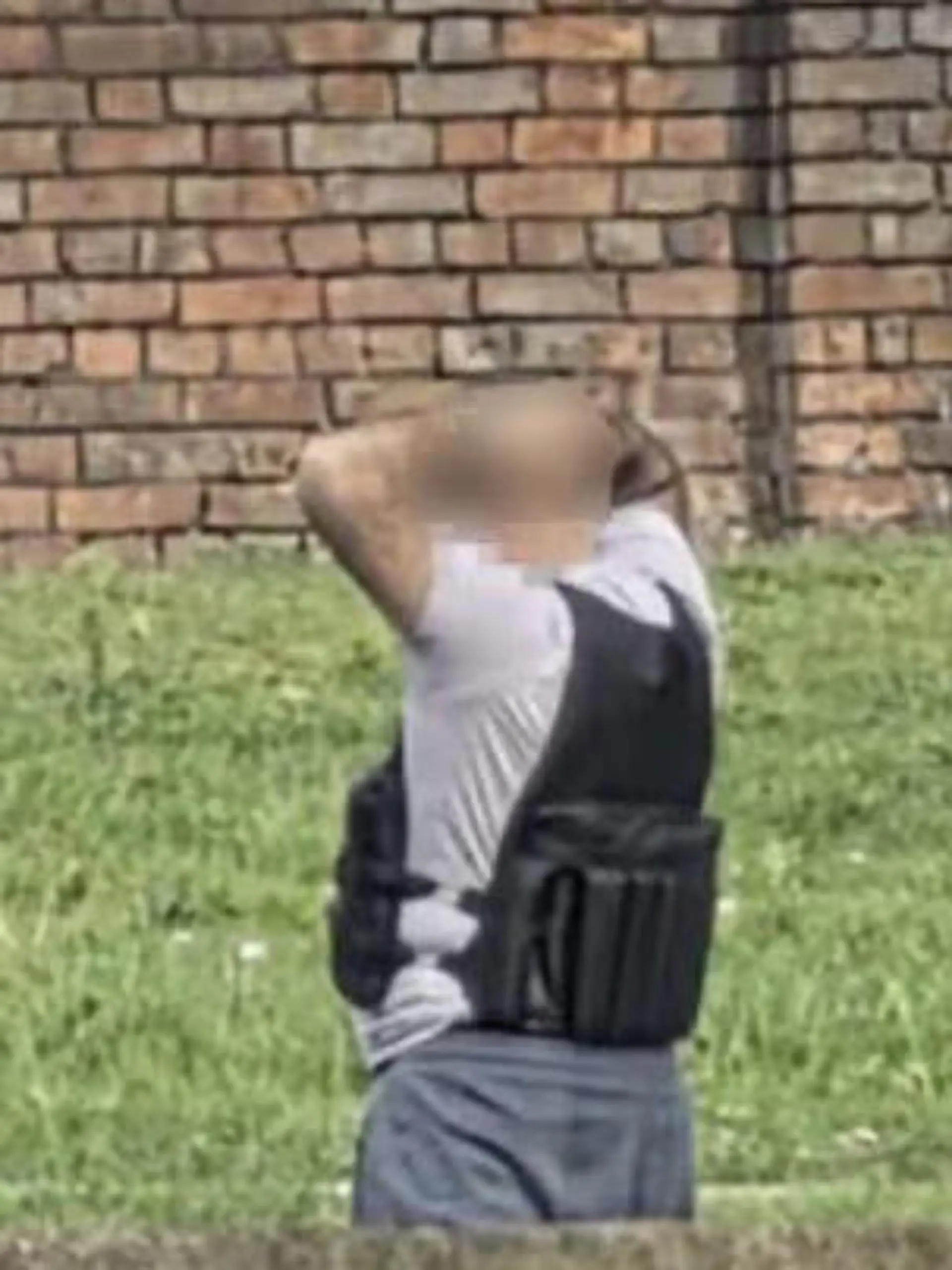 Bild zu: "Gewichtsweste sorgt für Chaos! Bewaffnete Polizei überwältigt Sportler im Park"