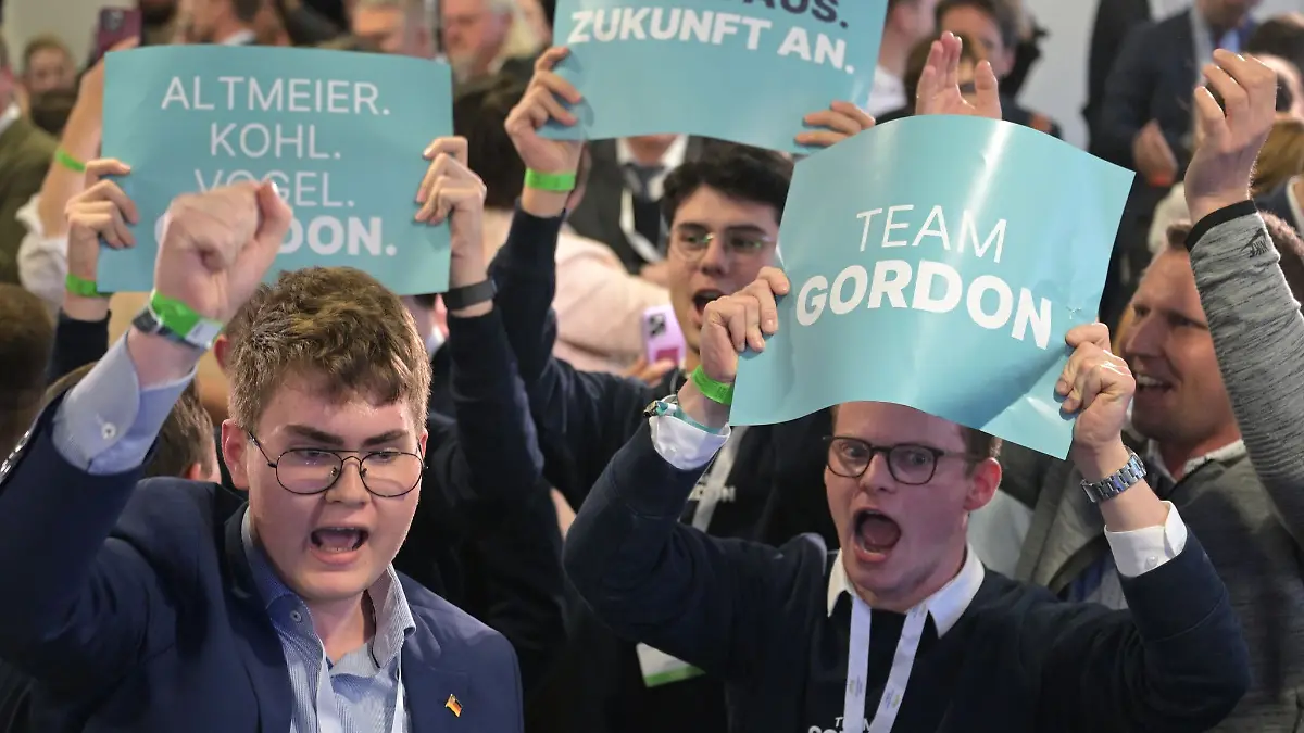 Die CDU hat nach der ersten Prognose die Wahl gewonnen.