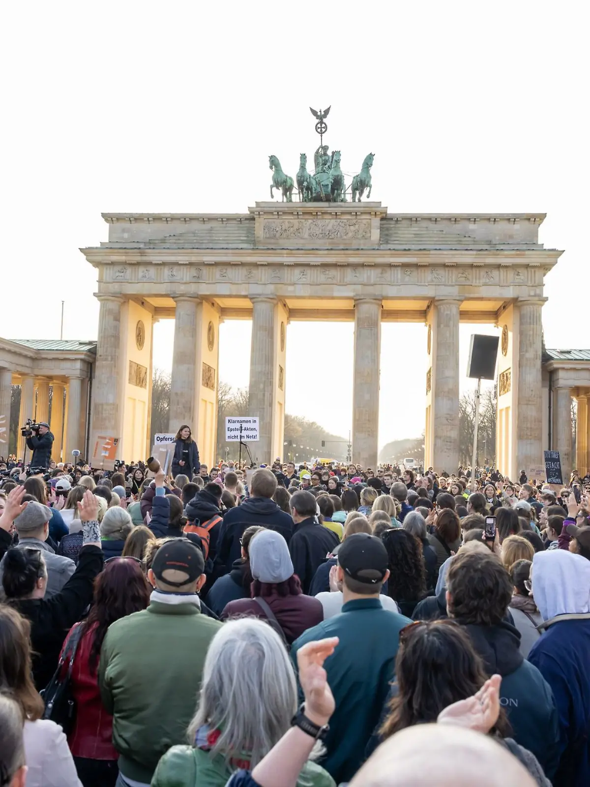 Bild zu: "Tausende demonstrieren gegen digitale sexuelle Gewalt"