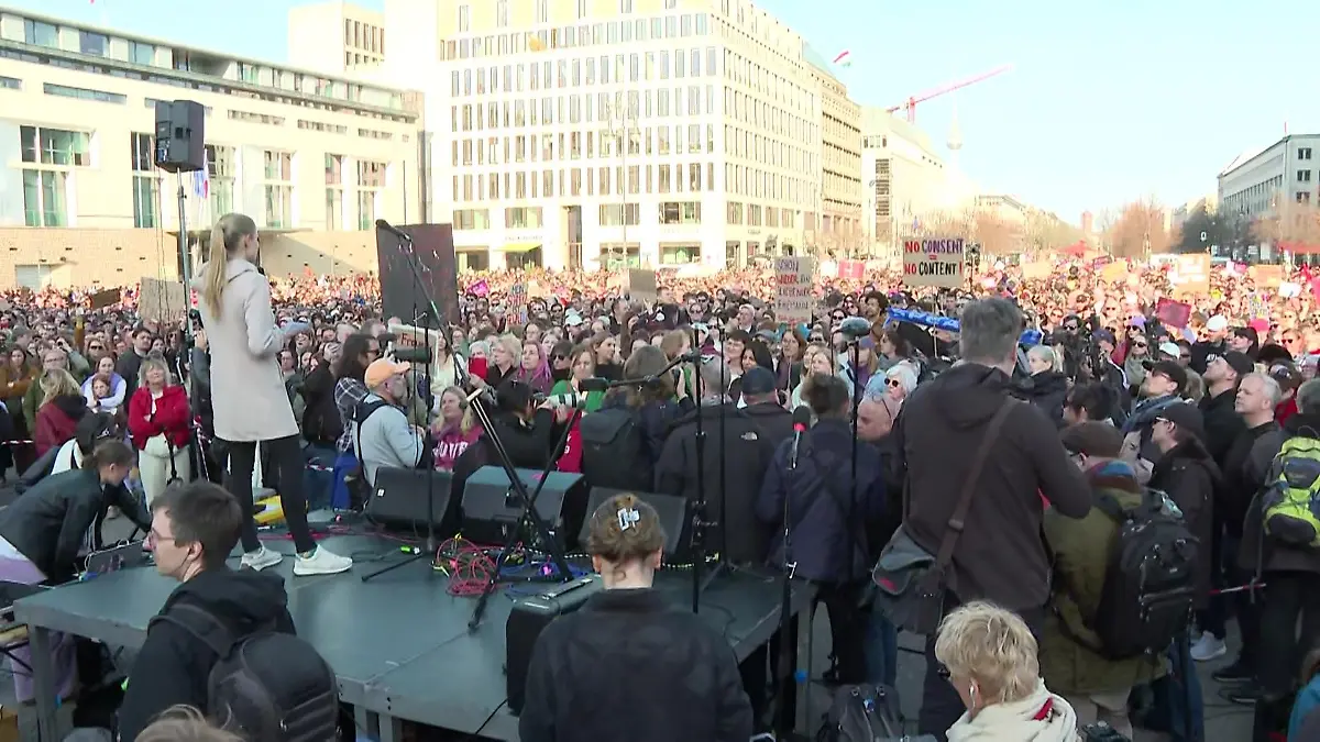 Demo aus Solidarität mit Collien Fernandes Sie wollen "laut sein"!