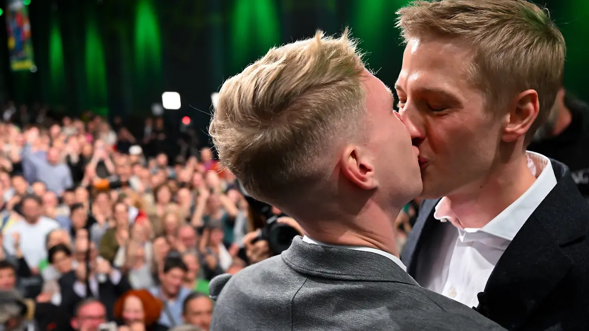 Dominik Krause (r, Bündnis 90/Die Grünen), Zweiter Bürgermeister von München, und sein Freund Sebastian Müller, stehen bei der Wahlparty der Grünen nach der Stichwahl um das Amt des Oberbürgermeister in der bayerischen Landeshauptstadt auf der Bühne.