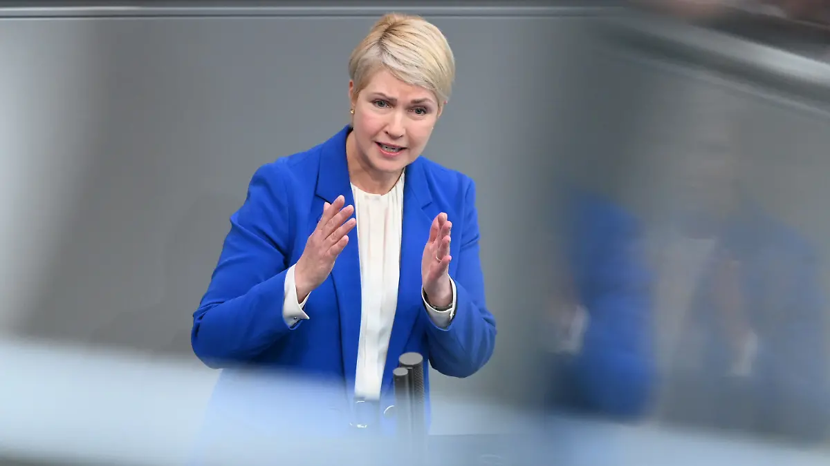 Manuela Schwesig (SPD), Ministerpräsidentin von Mecklenburg-Vorpommern, spricht während der 62. Sitzung des Deutschen Bundestages in der Aktuellen Stunde zum Thema Gefährdungen der digitalen Teilhabe. Mecklenburg-Vorpommerns Ministerpräsidentin Manuela Schwesig (SPD) hat sich nach dem Unfall von Wirtschaftsminister Wolfgang Blank (parteilos) bestürzt gezeigt. (zu dpa: «Schwesig wünscht Blank nach Autounfall alles Gute») +++ dpa-Bildfunk +++