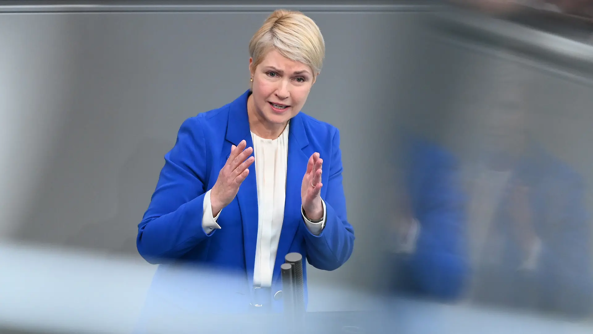 Manuela Schwesig (SPD), Ministerpräsidentin von Mecklenburg-Vorpommern, spricht während der 62. Sitzung des Deutschen Bundestages in der Aktuellen Stunde zum Thema Gefährdungen der digitalen Teilhabe. Mecklenburg-Vorpommerns Ministerpräsidentin Manuela Schwesig (SPD) hat sich nach dem Unfall von Wirtschaftsminister Wolfgang Blank (parteilos) bestürzt gezeigt. (zu dpa: «Schwesig wünscht Blank nach Autounfall alles Gute») +++ dpa-Bildfunk +++