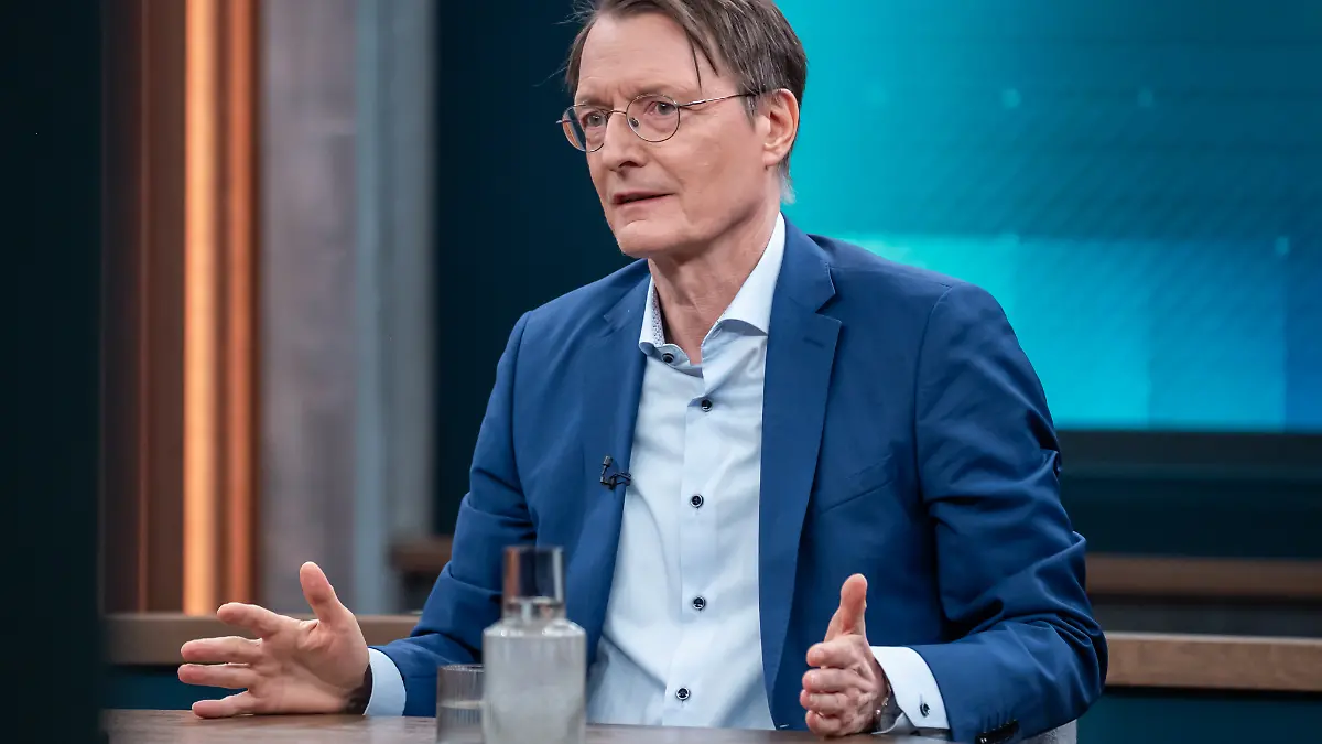 Caren Miosga mit ihren Gästen: Thorsten Frei (CDU), Karl Lauterbach (SPD) und Alisha Mendgen

NDR/Thomas Ernst, honorarfrei - Verwendung gemäß der AGB im engen inhaltlichen, redaktionellen Zusammenhang mit genannter NDR-Sendung bei Nennung "Bild: NDR/Thomas Ernst" (S2). NDR Presse und Information/Fotoredaktion Tel: 040 4156-2306 oder -2305, pressefoto@ndr.de