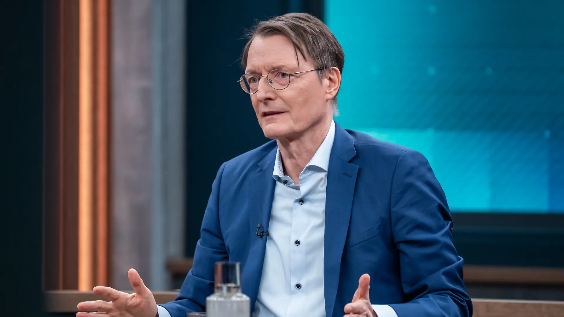 Caren Miosga mit ihren Gästen: Thorsten Frei (CDU), Karl Lauterbach (SPD) und Alisha Mendgen
NDR/Thomas Ernst, honorarfrei - Verwendung gemäß der AGB im engen inhaltlichen, redaktionellen Zusammenhang mit genannter NDR-Sendung bei Nennung "Bild: NDR/Thomas Ernst" (S2). NDR Presse und Information/Fotoredaktion Tel: 040 4156-2306 oder -2305, pressefoto@ndr.de