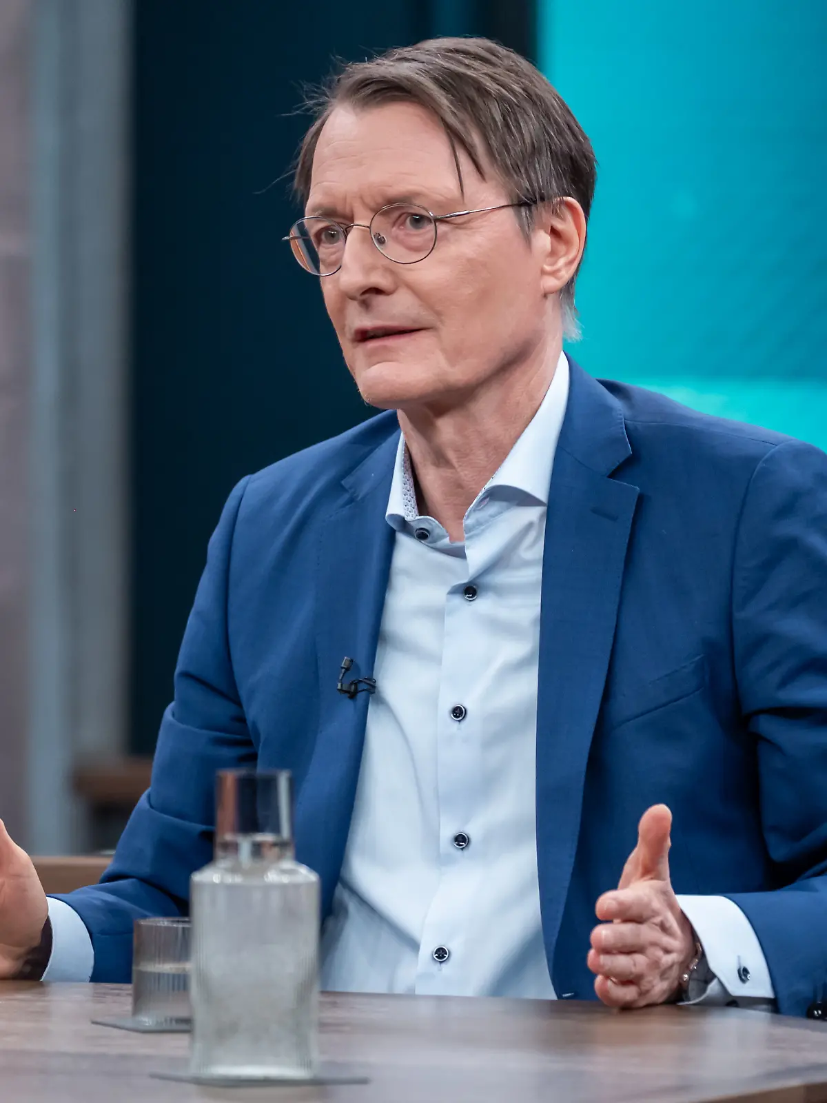 Caren Miosga mit ihren Gästen: Thorsten Frei (CDU), Karl Lauterbach (SPD) und Alisha Mendgen

NDR/Thomas Ernst, honorarfrei - Verwendung gemäß der AGB im engen inhaltlichen, redaktionellen Zusammenhang mit genannter NDR-Sendung bei Nennung "Bild: NDR/Thomas Ernst" (S2). NDR Presse und Information/Fotoredaktion Tel: 040 4156-2306 oder -2305, pressefoto@ndr.de