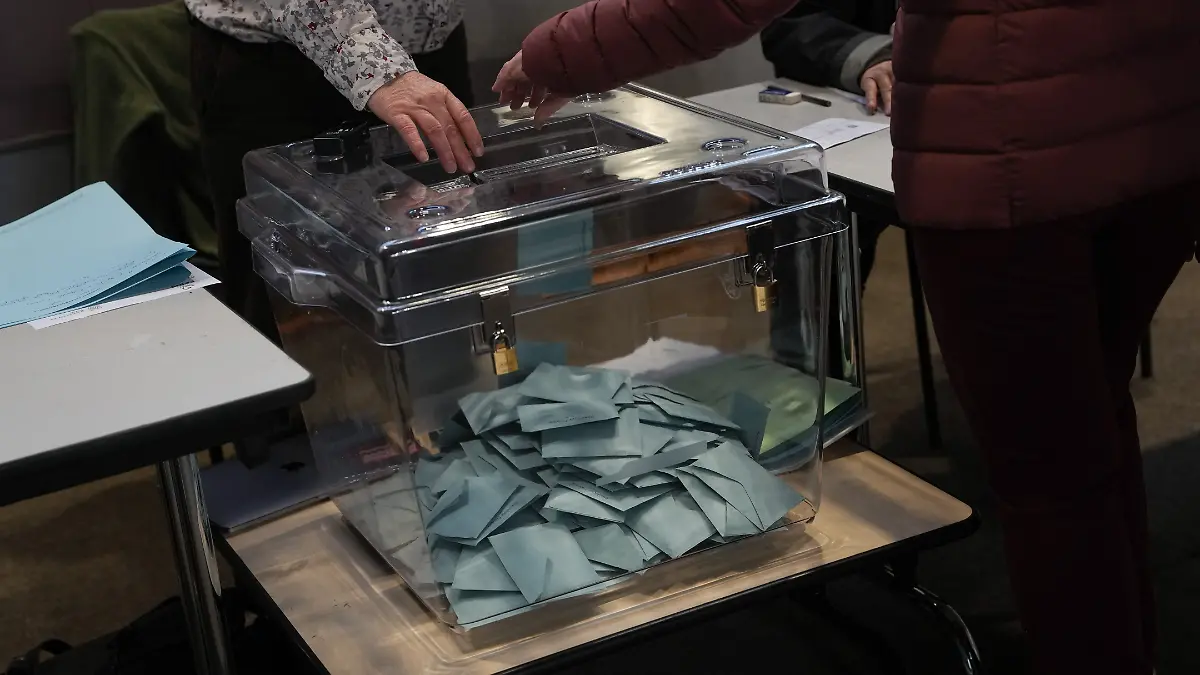 Eine Frau gibt während der zweiten Runde der französischen Kommunalwahlen in Paris ihre Stimme ab. +++ dpa-Bildfunk +++