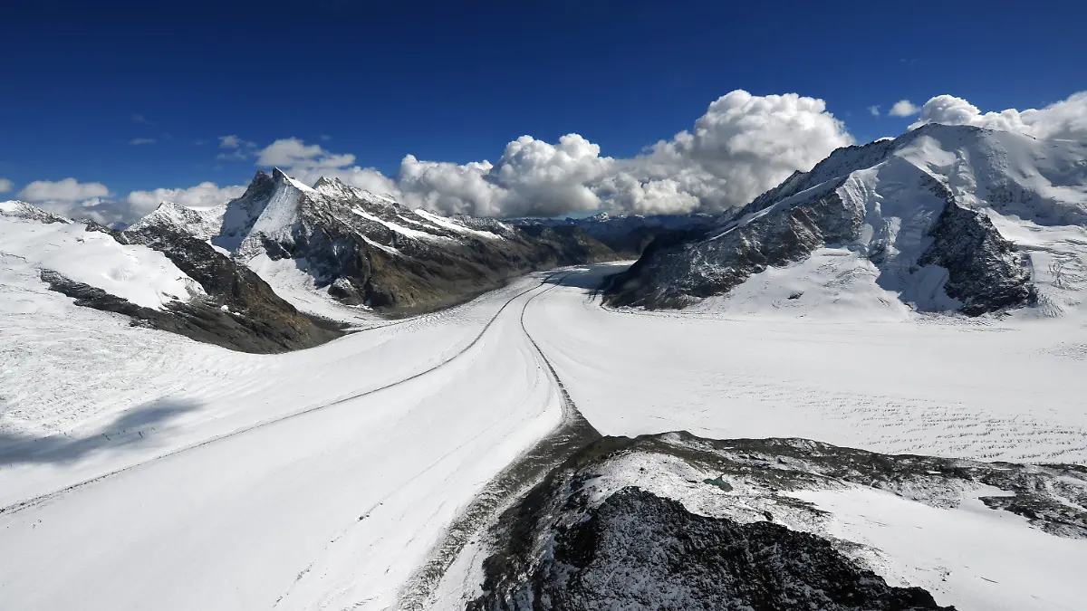 ARCHIV- Der Aletschgletscher, aufgenommen am 09.09.2010 in der Nähe des Lötschentals (Schweiz). Foto: Rainer Jensen (zu dpa: "Studie: Schweizer Gletscher stark geschrumpft " vom 20.11.2014) +++(c) dpa - Bildfunk+++