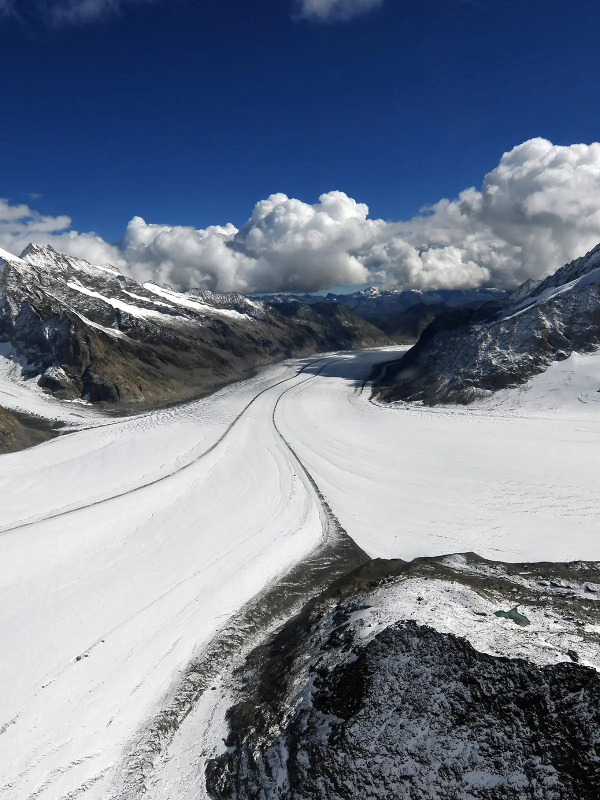 ARCHIV- Der Aletschgletscher, aufgenommen am 09.09.2010 in der Nähe des Lötschentals (Schweiz). Foto: Rainer Jensen (zu dpa: "Studie: Schweizer Gletscher stark geschrumpft " vom 20.11.2014) +++(c) dpa - Bildfunk+++