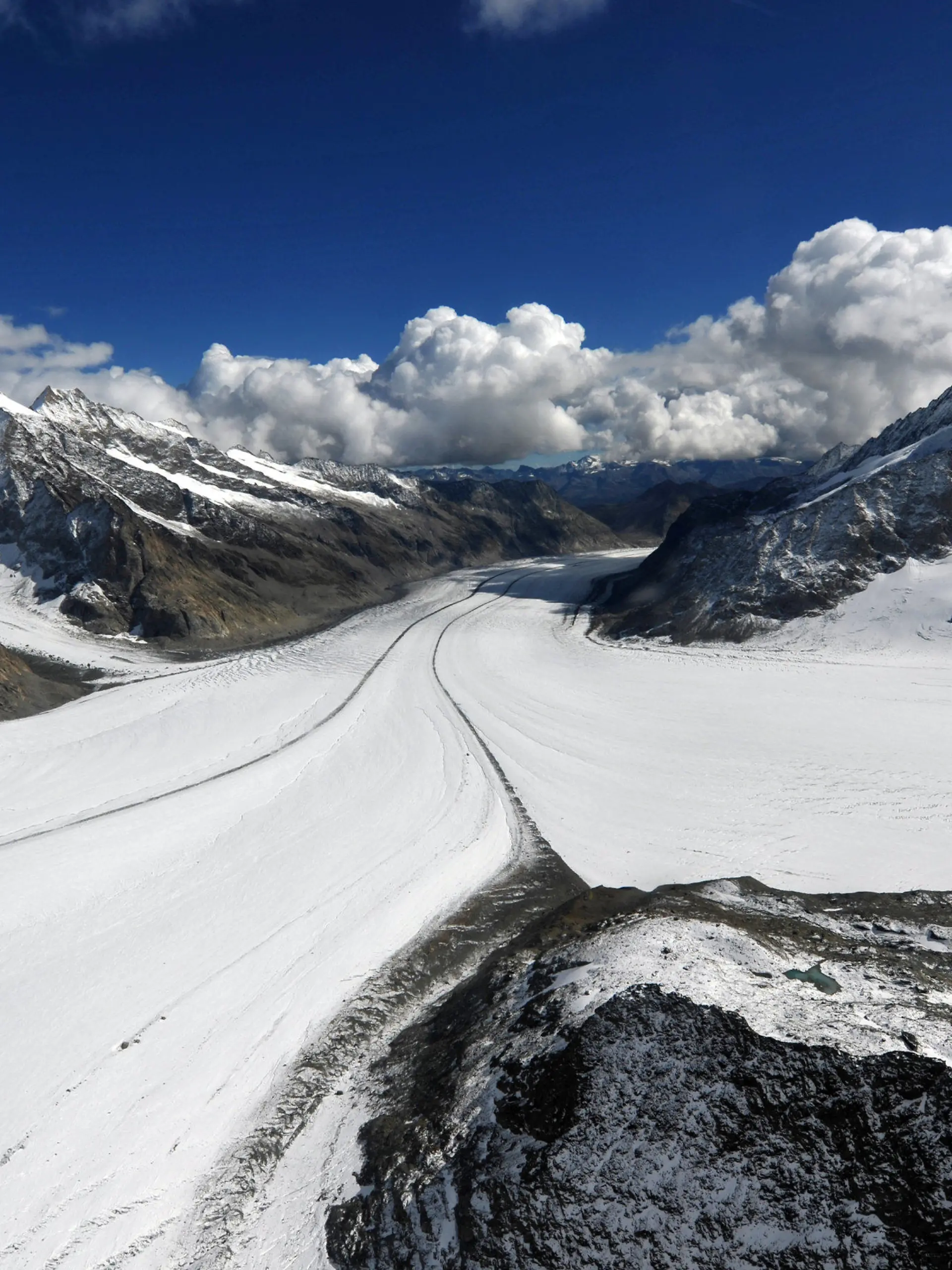 ARCHIV- Der Aletschgletscher, aufgenommen am 09.09.2010 in der Nähe des Lötschentals (Schweiz). Foto: Rainer Jensen (zu dpa: "Studie: Schweizer Gletscher stark geschrumpft " vom 20.11.2014) +++(c) dpa - Bildfunk+++