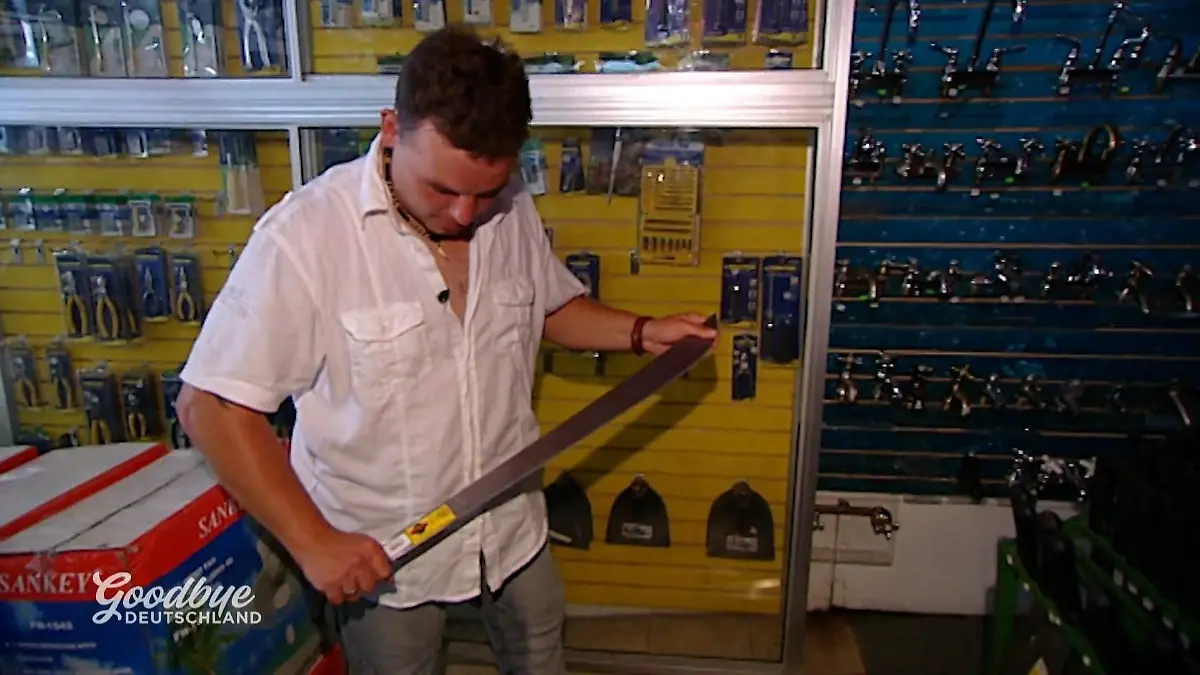 Timo und Helena rüsten sich für die Wildnis Shopping-Tour im Dschungel