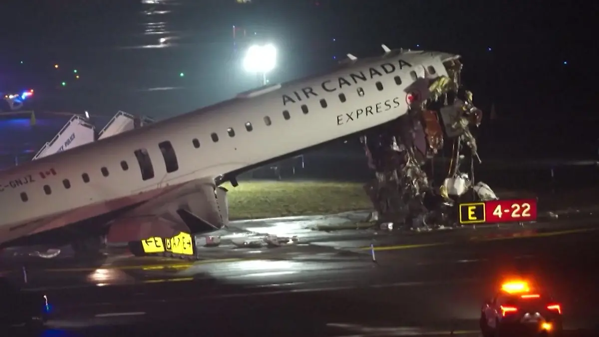 Drama auf dem Rollfeld! Flugzeug kollidiert mit Feuerwehrwagen – zwei Tote! Flughafen LaGuardia in New York gesperrt