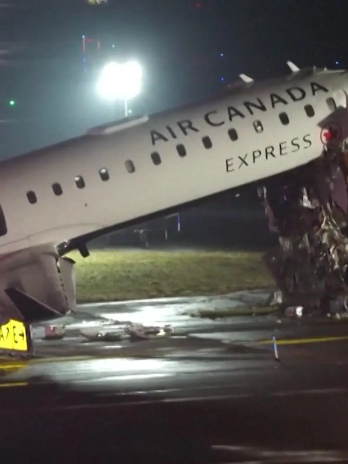 Bild zu: "Drama auf dem Rollfeld! Flugzeug kollidiert mit Feuerwehrwagen – zwei Tote!"