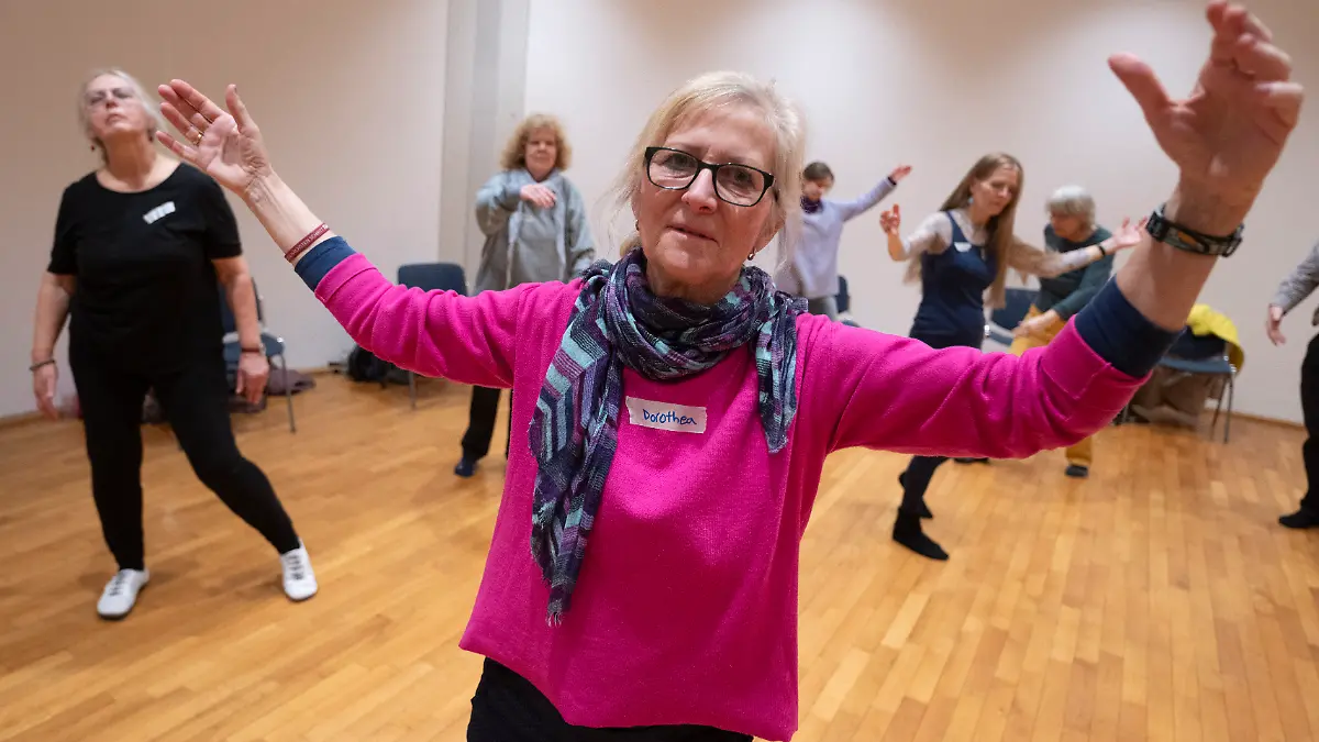 Eine Frau folgt dem Takt der Musik bei einer speziellen Tanzstunde, in der Patienten mit neurologischen Krankheiten wie Parkinson lernen sollen, Vertrauen in ihren Körper aufzubauen und ein Maximum an Beweglichkeit zu erhalten. +++ dpa-Bildfunk +++