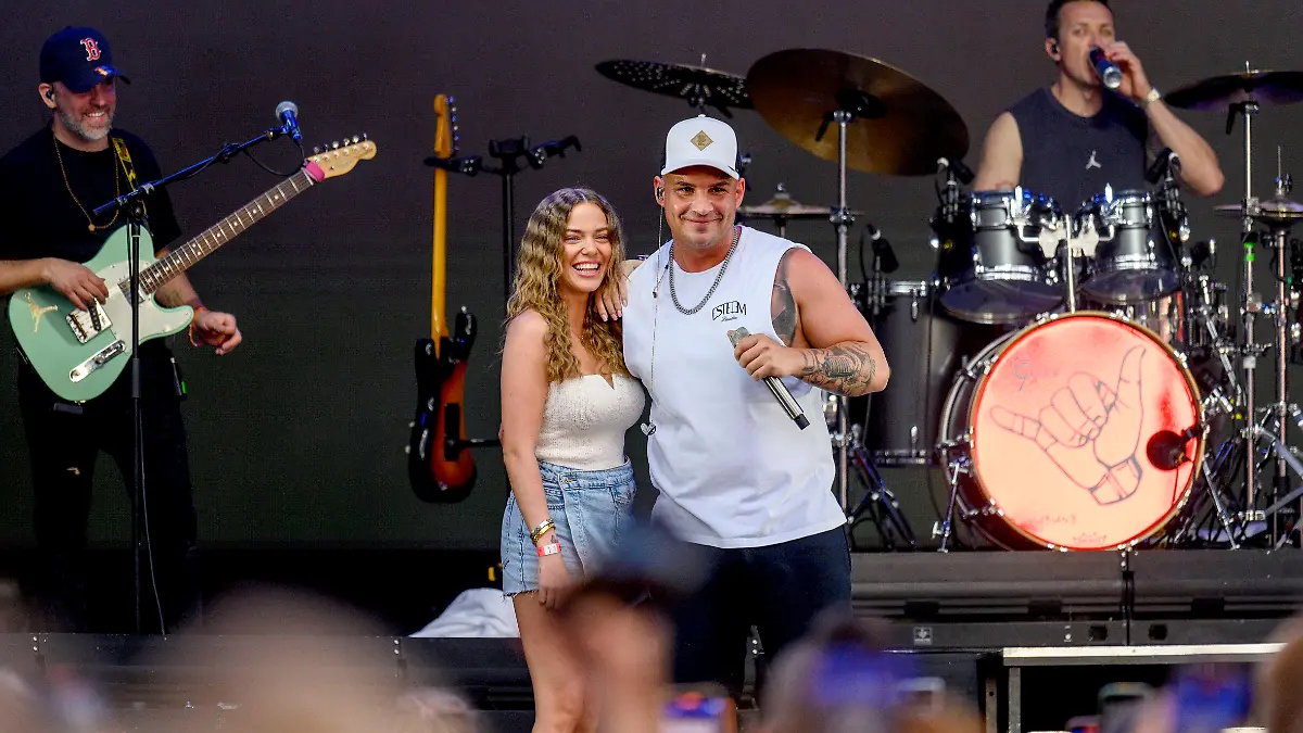 Influencerin Laura Maria Rypa und Sänger Pietro Lombardi auf der Bühne bei seinem Konzert 2023.