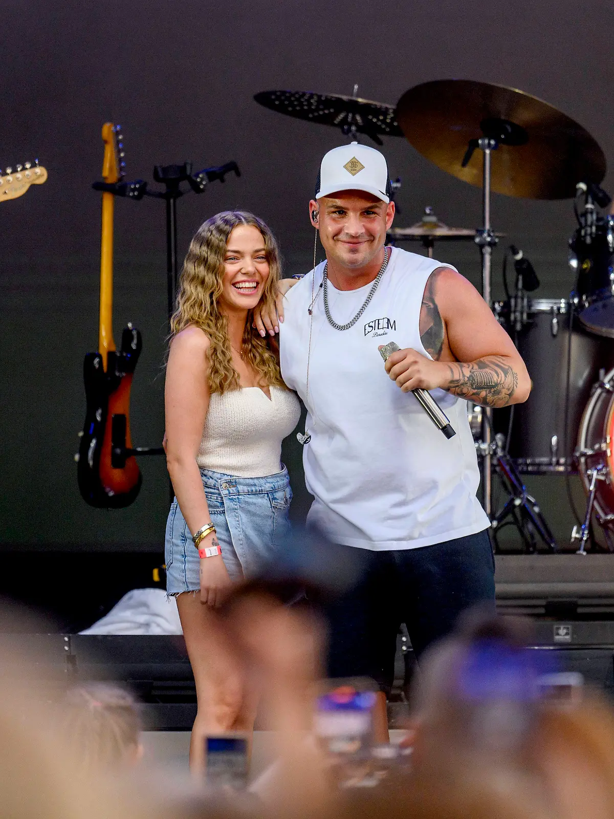 Influencerin Laura Maria Rypa und Sänger Pietro Lombardi auf der Bühne bei seinem Konzert 2023.