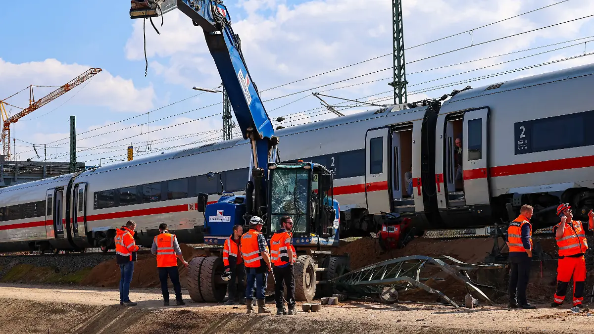 ICE stößt mit Bagger zusammen