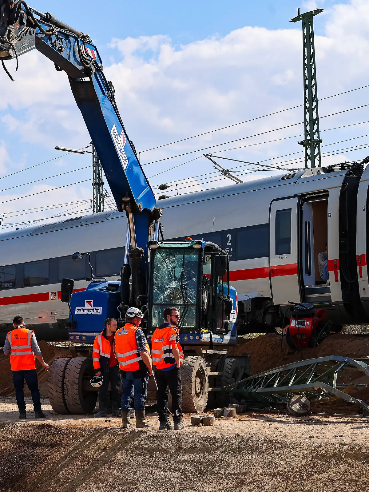 ICE stößt mit Bagger zusammen