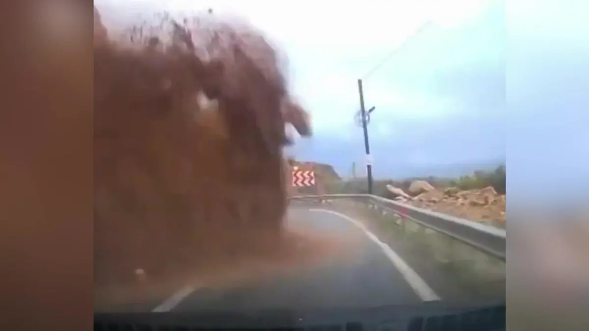 Er kann nicht mehr ausweichen! Autofahrer von plötzlichem Erdrutsch begraben Gruselmoment in der Türkei