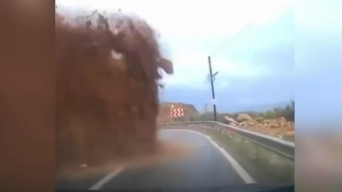 Er kann nicht mehr ausweichen! Autofahrer von plötzlichem Erdrutsch begraben Gruselmoment in der Türkei
