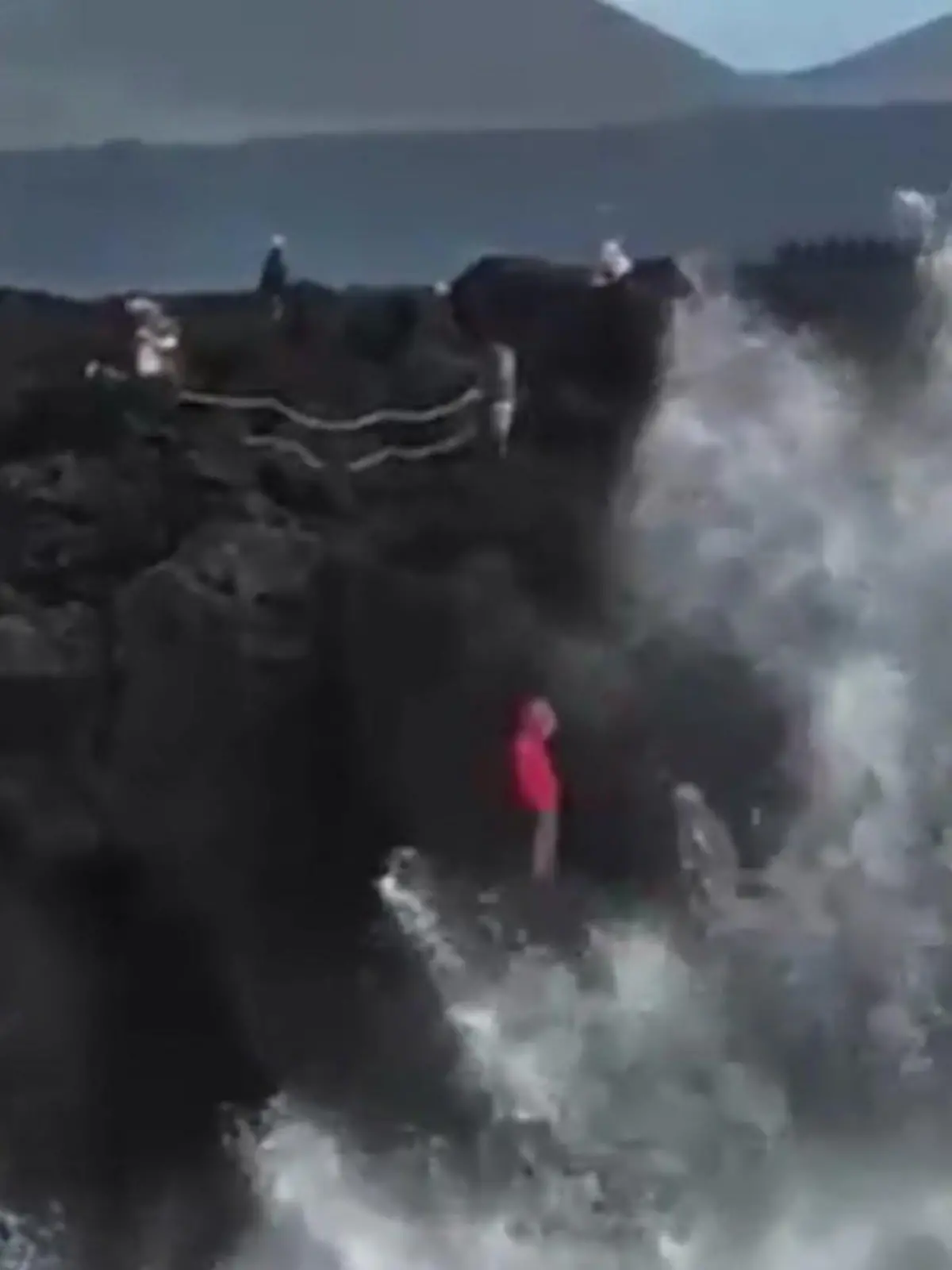 Bild zu: "Riesenwellen auf Lanzarote! Für ein Foto riskieren diese Touristen ihr Leben"