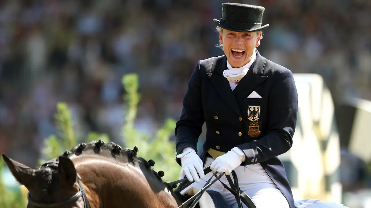 Die deutsche Dressureiterin Isabell Werth auf ihrem Pferd "Satchmo" lacht am Sonntag (06.07.2008) beim Weltfest des Pferdesports, dem CHIO Aachen 2008, bei der Siegerehrung des Großen Dressurpreises von Aachen, den Werth gewann. Foto: Rolf Vennenbernd dpa/lnw +++(c) dpa - Bildfunk+++