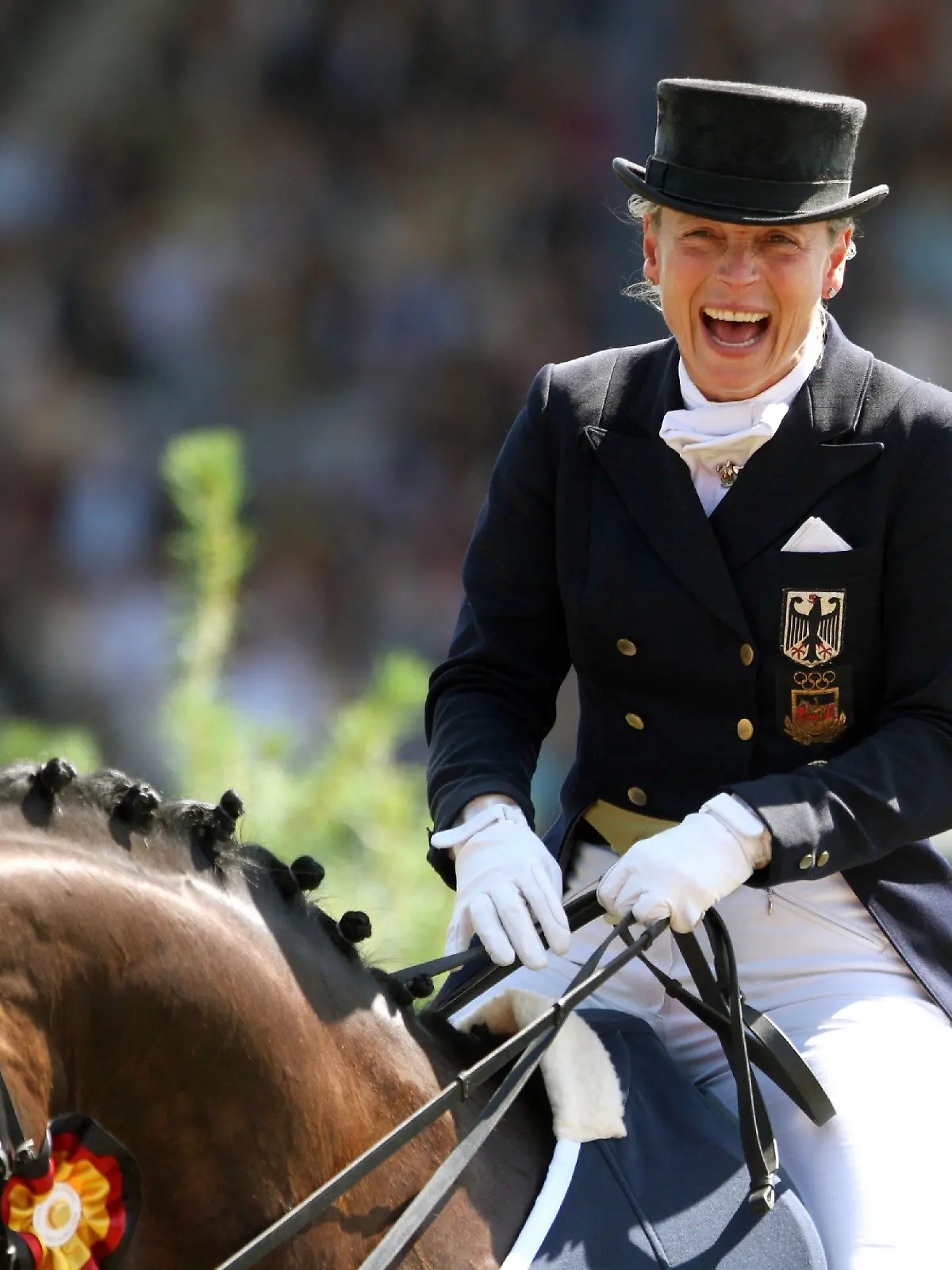 Die deutsche Dressureiterin Isabell Werth auf ihrem Pferd "Satchmo" lacht am Sonntag (06.07.2008) beim Weltfest des Pferdesports, dem CHIO Aachen 2008, bei der Siegerehrung des Großen Dressurpreises von Aachen, den Werth gewann. Foto: Rolf Vennenbernd dpa/lnw +++(c) dpa - Bildfunk+++