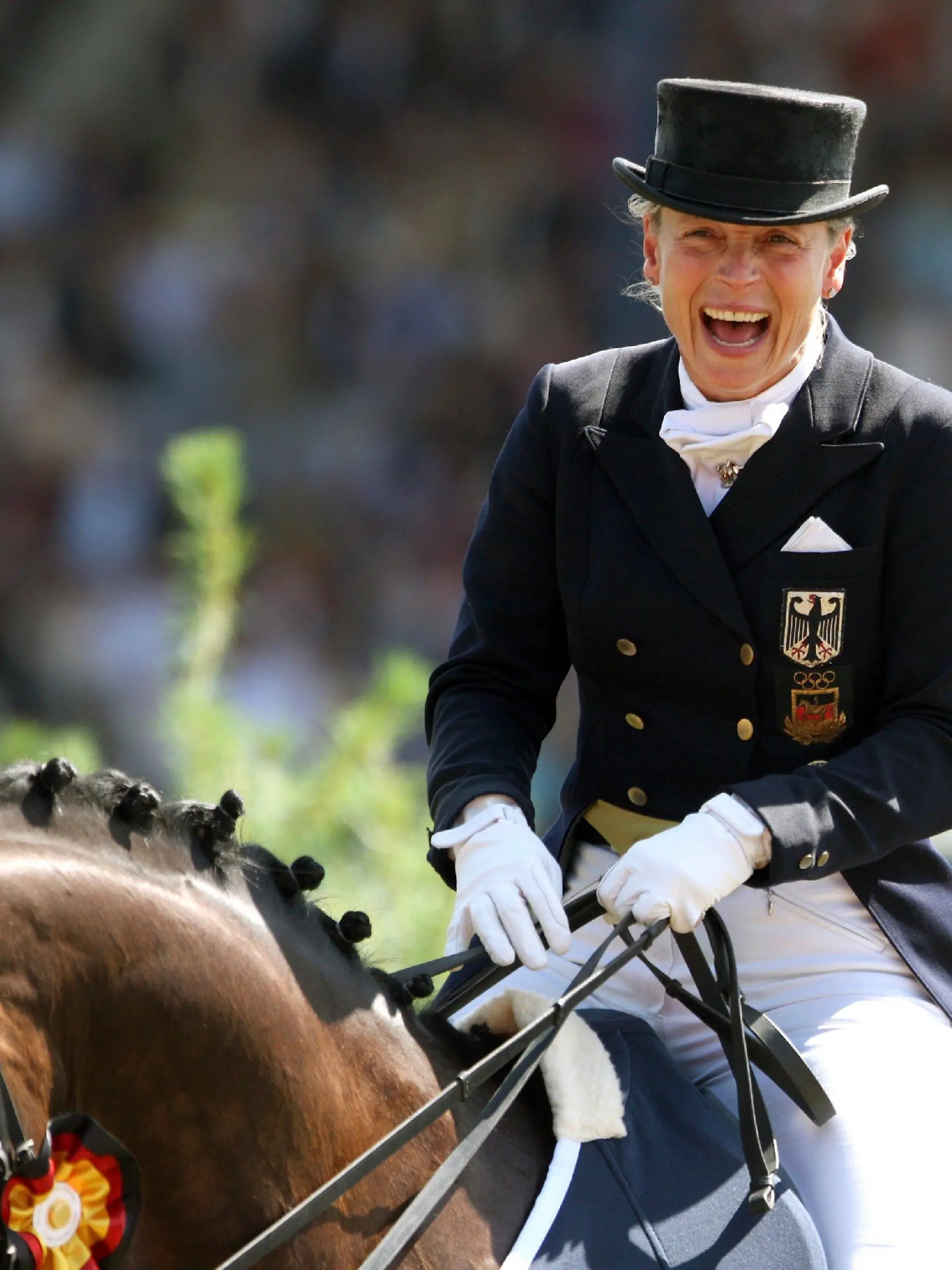 Die deutsche Dressureiterin Isabell Werth auf ihrem Pferd "Satchmo" lacht am Sonntag (06.07.2008) beim Weltfest des Pferdesports, dem CHIO Aachen 2008, bei der Siegerehrung des Großen Dressurpreises von Aachen, den Werth gewann. Foto: Rolf Vennenbernd dpa/lnw +++(c) dpa - Bildfunk+++