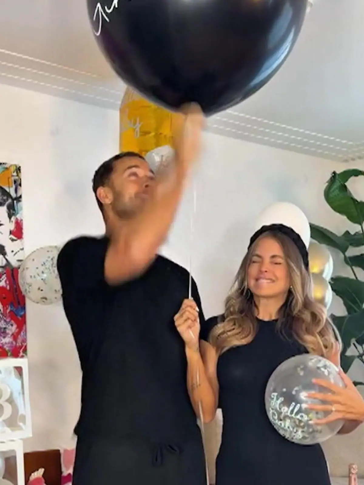 Bild zu: "Erst Bachelor, jetzt Papa! Andrej Mangold und Verlobte enthüllen Baby-Geschlecht"