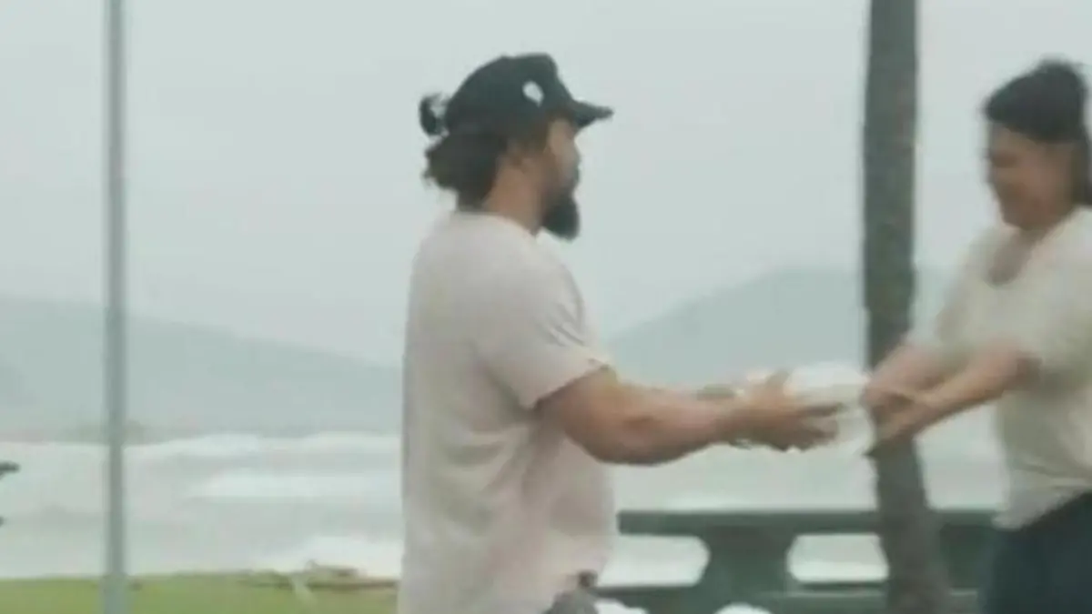 Von Überschwemmung getroffen! Schauspiel-Star wird in den Fluten zum Helden Jason Momoa auf Hawaii