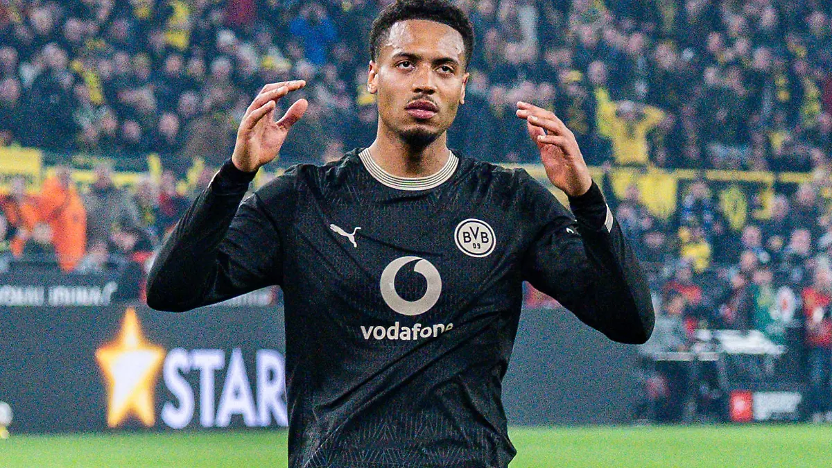 21.03.2026, Borussia Dortmund vs. Hamburger SV, 1. Bundesliga, 27. Spieltag Felix Nmecha Borussia Dortmund, 8 verschiesst einen Elfmeter gegen Hamburgs Torwart Daniel Heuer Fernandes Wichtiger Hinweis: Gemaess den Vorgaben der DFL Deutsche Fussball Liga bzw. des DFB Deutscher Fussball-Bund ist es untersagt, in dem Stadion und/oder vom Spiel angefertigte Fotoaufnahmen in Form von Sequenzbildern und/oder videoaehnlichen Fotostrecken zu verwerten *** 21 03 2026, Borussia Dortmund vs Hamburger SV, 1 Bundesliga, Matchday 27 Felix Nmecha Borussia Dortmund, 8 misses a penalty against Hamburgs goalkeeper Daniel Heuer Fernandes Important note According to the regulations of the DFL German Football League and the DFB German Football Association, it is prohibited to use photographs taken in the stadium and / or of the game in the form of sequential images and / or video-like photo series Copyright: xBahhoxKarax