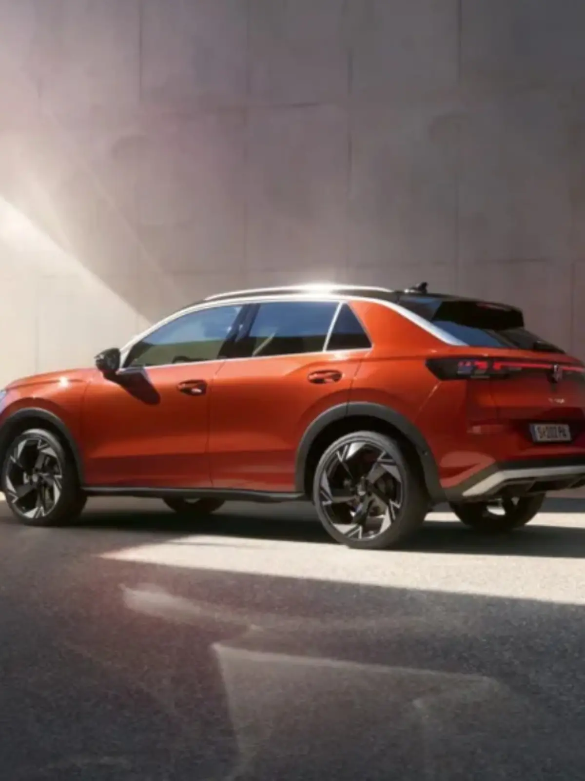 LED-Plus-Scheinwerfer, eine durchgehende Lichtleiste und die beleuchteten Volkswagen Logos an Front und Heck prägen die markante Lichtsignatur des neuen T-Roc.