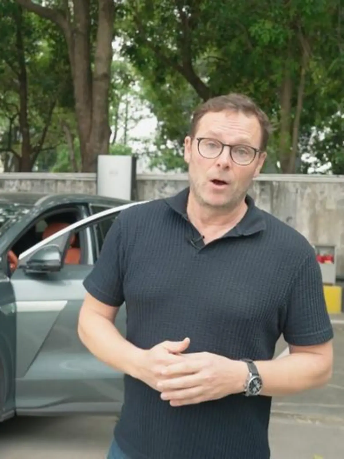 Alexander Bloch testet neue Ladetechnik