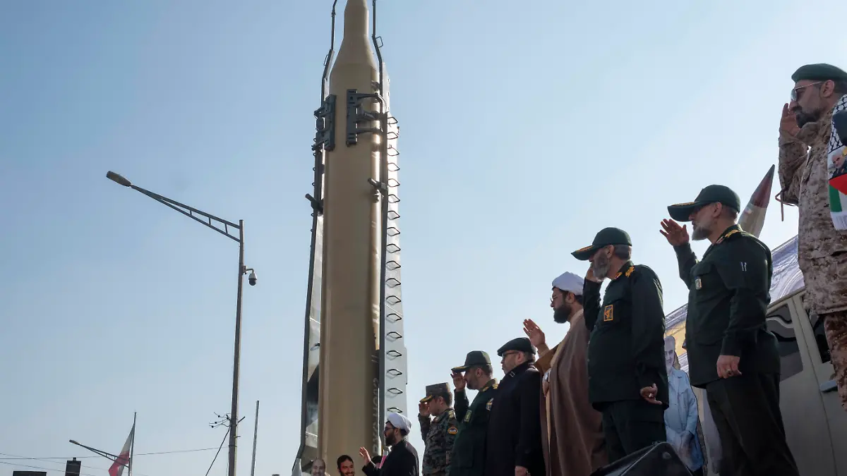 IRGC Rally In Iran Commanders of the Islamic Revolutionary Guard Corps IRGC salute while standing under an Iranian-made long-range surface-to-surface missile during a military rally in downtown Tehran, Iran, on January 10, 2025. Tehran Tehran Iran PUBLICATIONxNOTxINxFRA Copyright: xMortezaxNikoubazlx originalFilename: nikoubazl-irgcmiss250110_npZgx.jpg