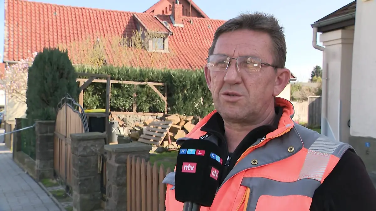 Dieser Bauarbeiter hat die Familien seit Monaten erlebt.