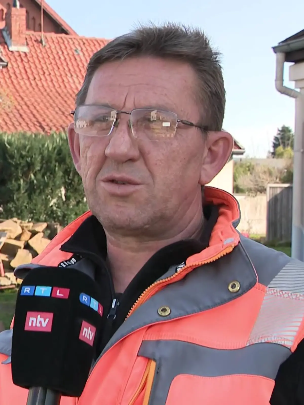 Dieser Bauarbeiter hat die Familien seit Monaten erlebt.