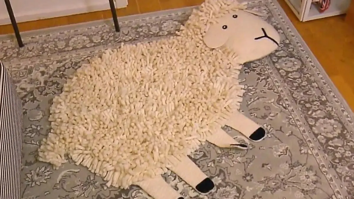 Guidos Deko Queen: Bettvorleger in Form eines Schafs