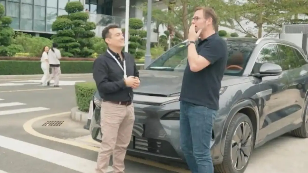 Alexander Bloch testet das Auto gemeinsam mit BYD-Pressesprecher Christopher Kevin Llanos Loayaza.