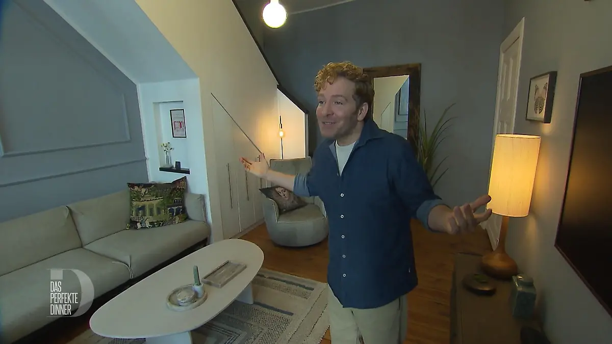 Der perfekt gedeckte Tisch steht schon bereit Stilvoll aufgetischt