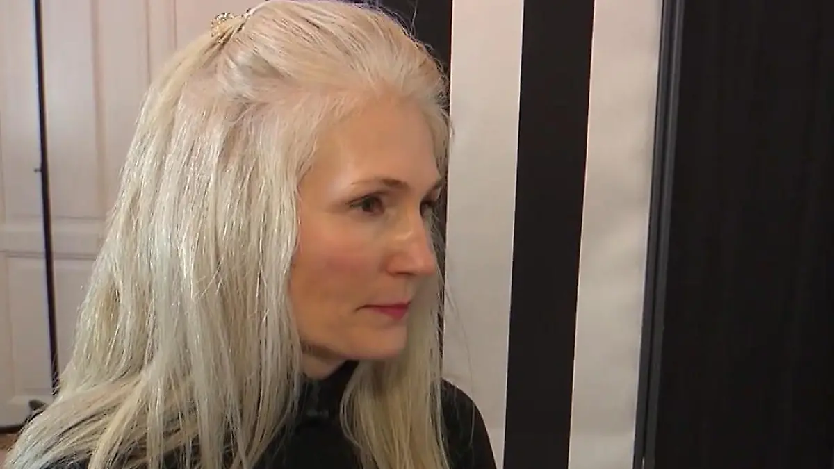 Zwischen Tüll und Tränen: Eine schlanke Frau mit weißblonden längeren Haaren (Brautausstatterin Jowita Gartzke)