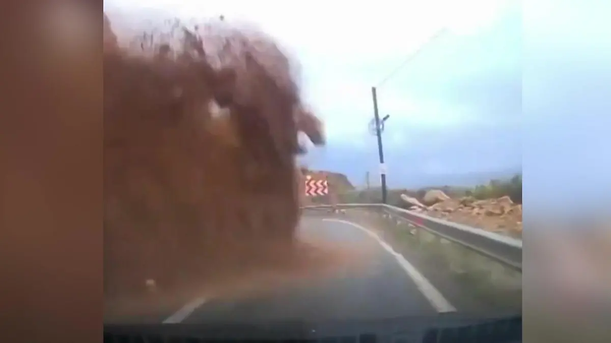 Er kann nicht mehr ausweichen! Autofahrer von plötzlichem Erdrutsch begraben Gruselmoment in der Türkei