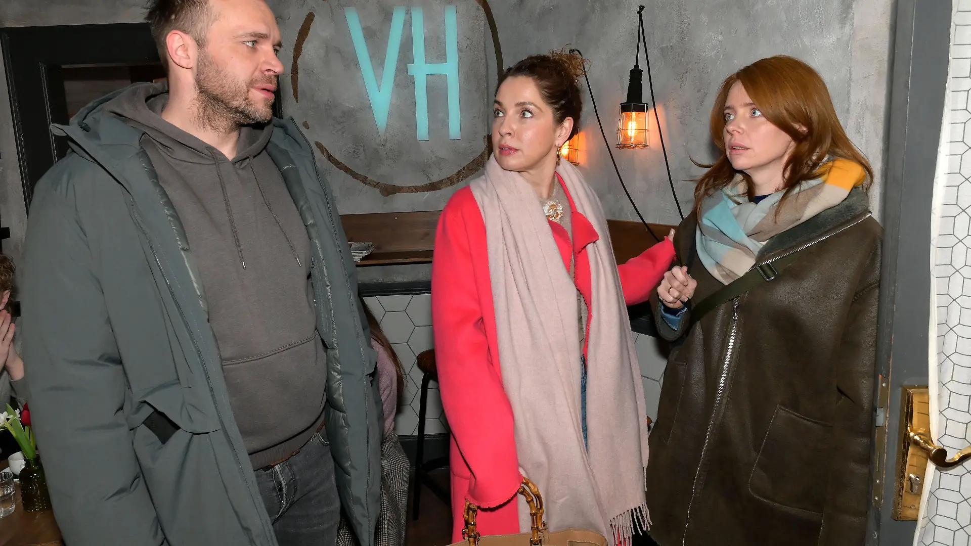 Nina (Maria Wedig, M.) stellt sich entschlossen zwischen Erik (Patrick Heinrich) und Toni (Olivia Marei).