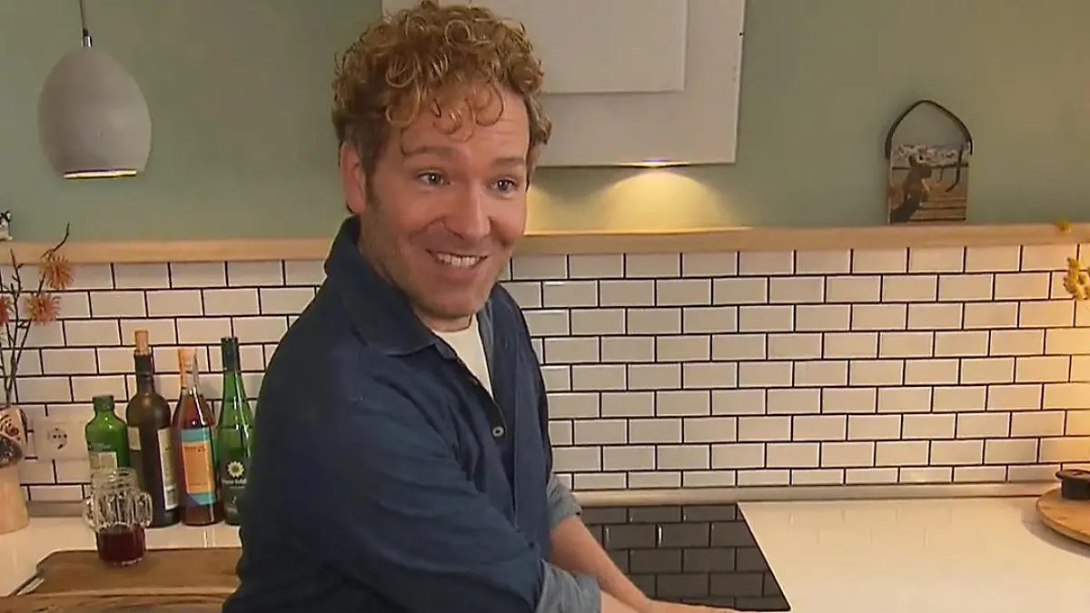 Das perfekte Dinner: Kandidat Thomas zeigt seine moderne weiße Küche mit Chromgriffen, kleinen Wandfliesen und einer mintgrünen Wand