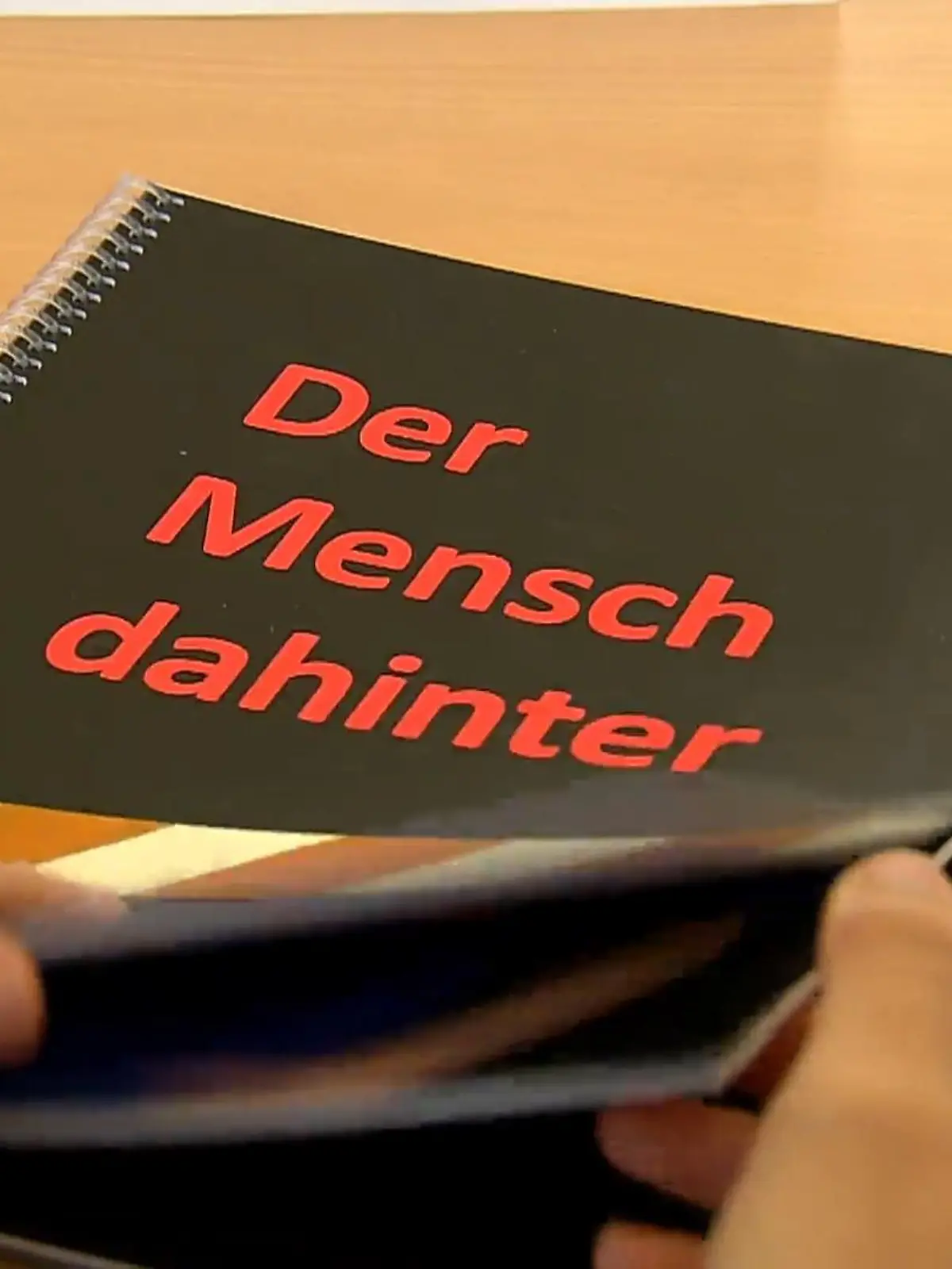 Bild zu: "Buch über Angriffe auf Einsatzkräfte"