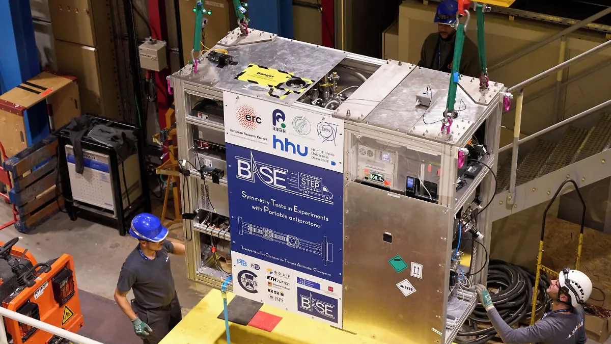 HANDOUT - 24.10.2024, Schweiz, Genf: Das vom Kernforschungszentrum Cern zur Verfügung stellte Foto zeigt einen Transportbehälter mit ungebundene Protonen aus dem Jahr 2024. Am Europäischen Kernforschungszentrum Cern wird erstmals der Transport von Antimaterie versucht. 2024 wurden dafür Versuche mit dem eigens gebauten Transportbehälter erfolgreich durchgeführt. Darin waren aber ungebundene Protonen, keine Antimaterie. Foto: Kernforschungszentrum Cern/dpa - ACHTUNG: Nur zur redaktionellen Verwendung im Zusammenhang mit der aktuellen Berichterstattung und nur mit vollständiger Nennung des vorstehenden Credits +++ dpa-Bildfunk +++