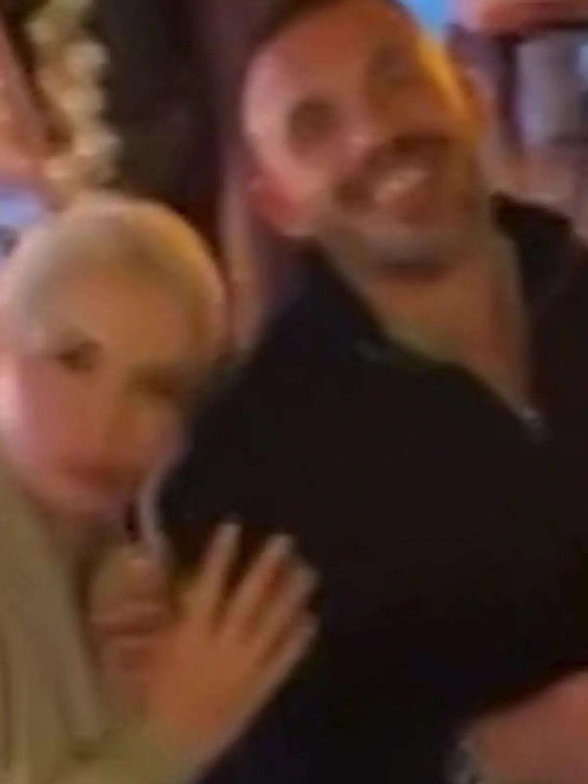 Bild zu: "Daniela Katzenberger kuschelt fremd – vor den Augen von Ehemann Lucas"