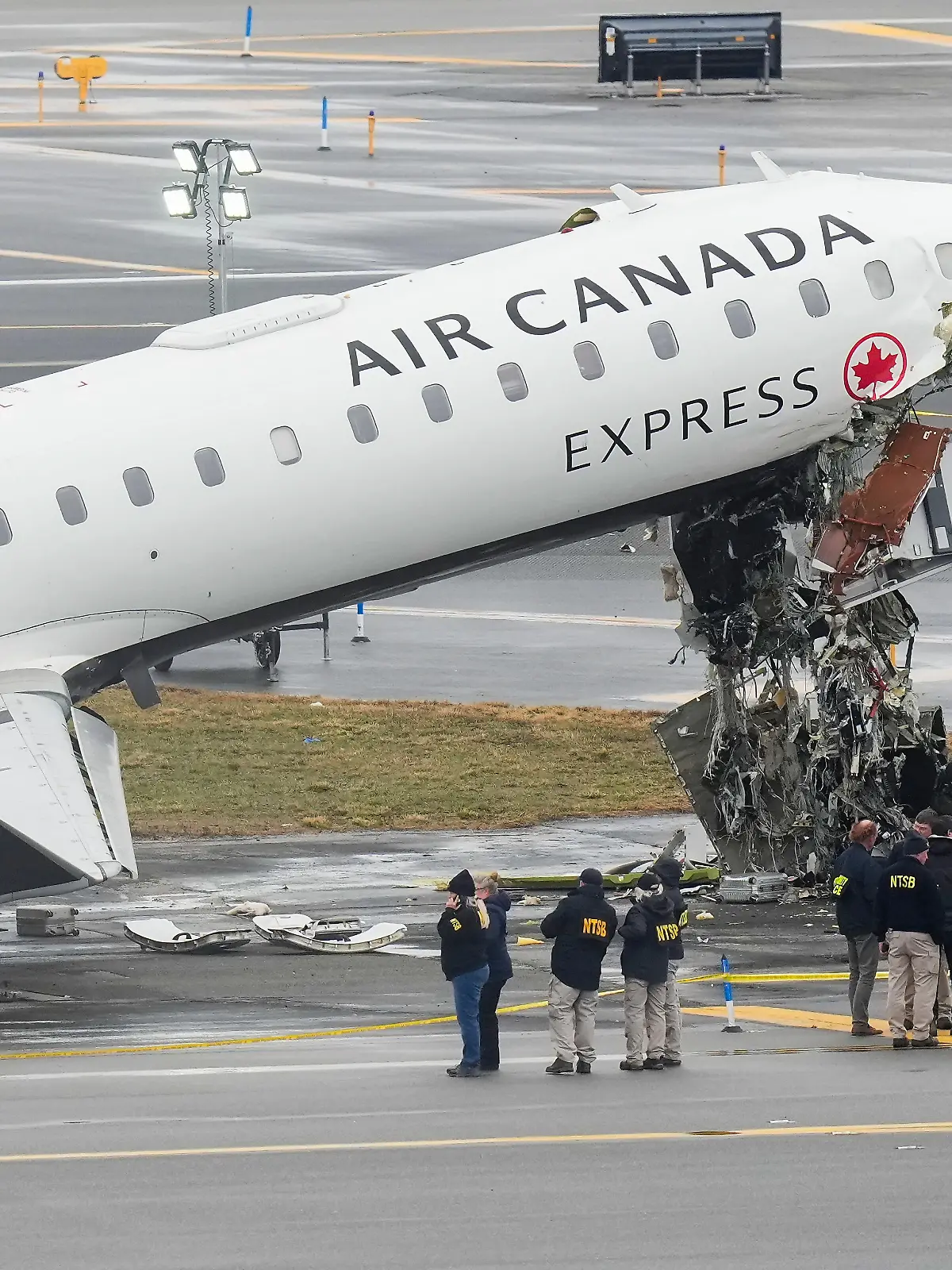 Experten des National Transportation Safety Board untersuchen das verunglückte Flugzeug von Air Canada auf dem New Yorker Flughafen LaGuardia